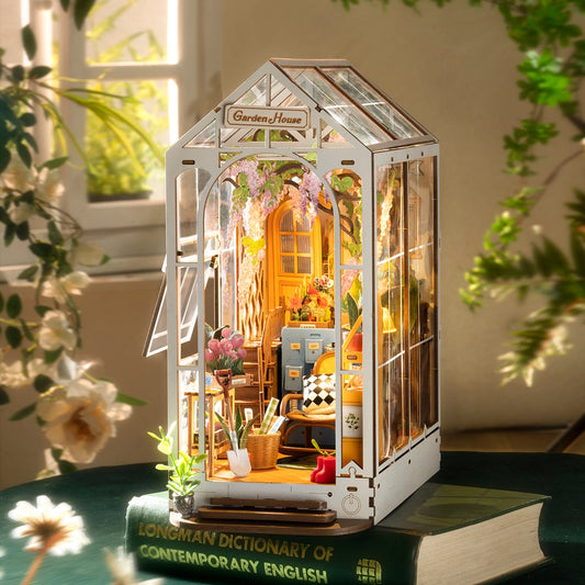 Holiday Garden House Book Nook™